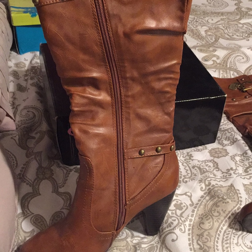 Boots - Picture 3 of 4